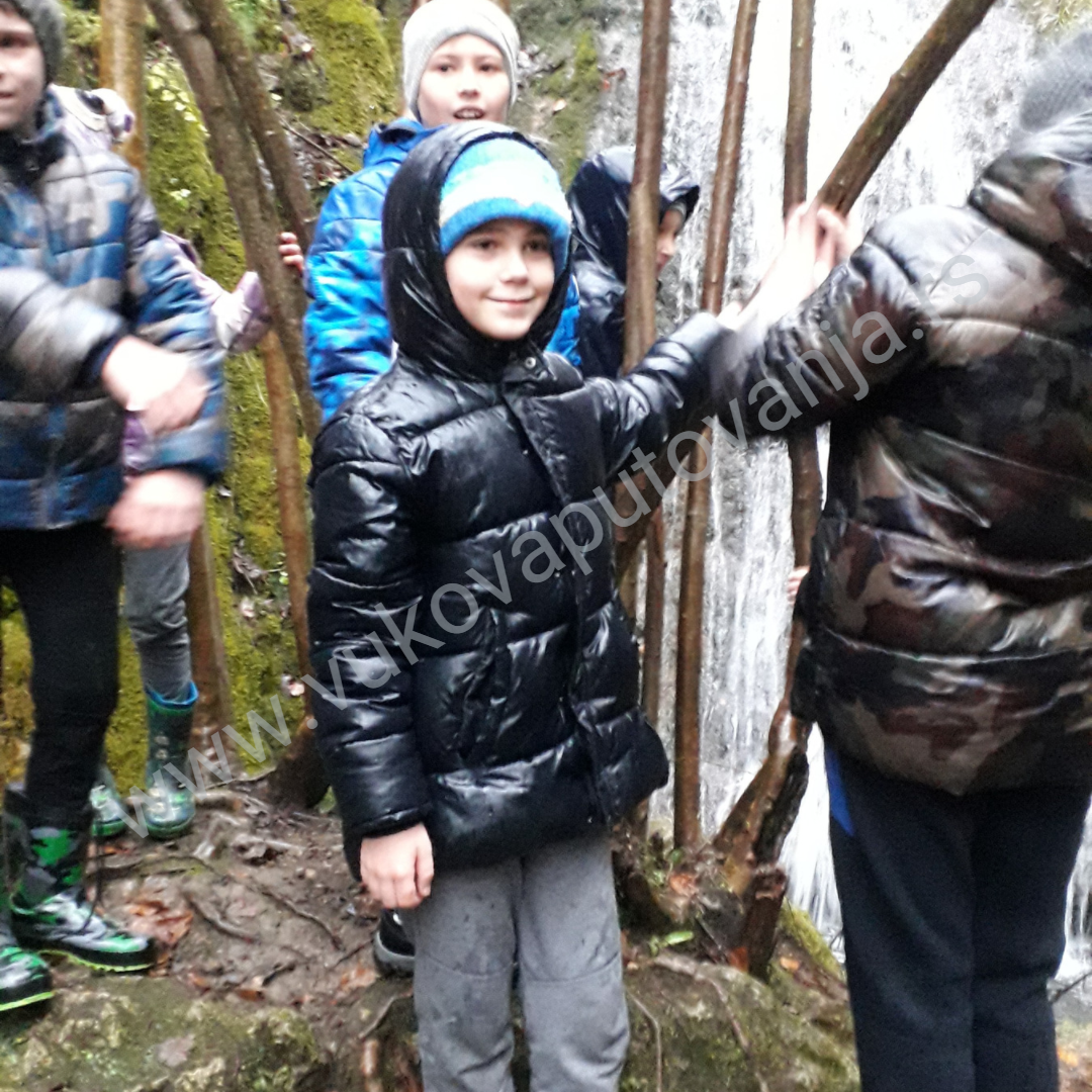 Post Vodopad ljubavi/fotka 4 Nasmejani dečaci u prirodi dok pada kiša