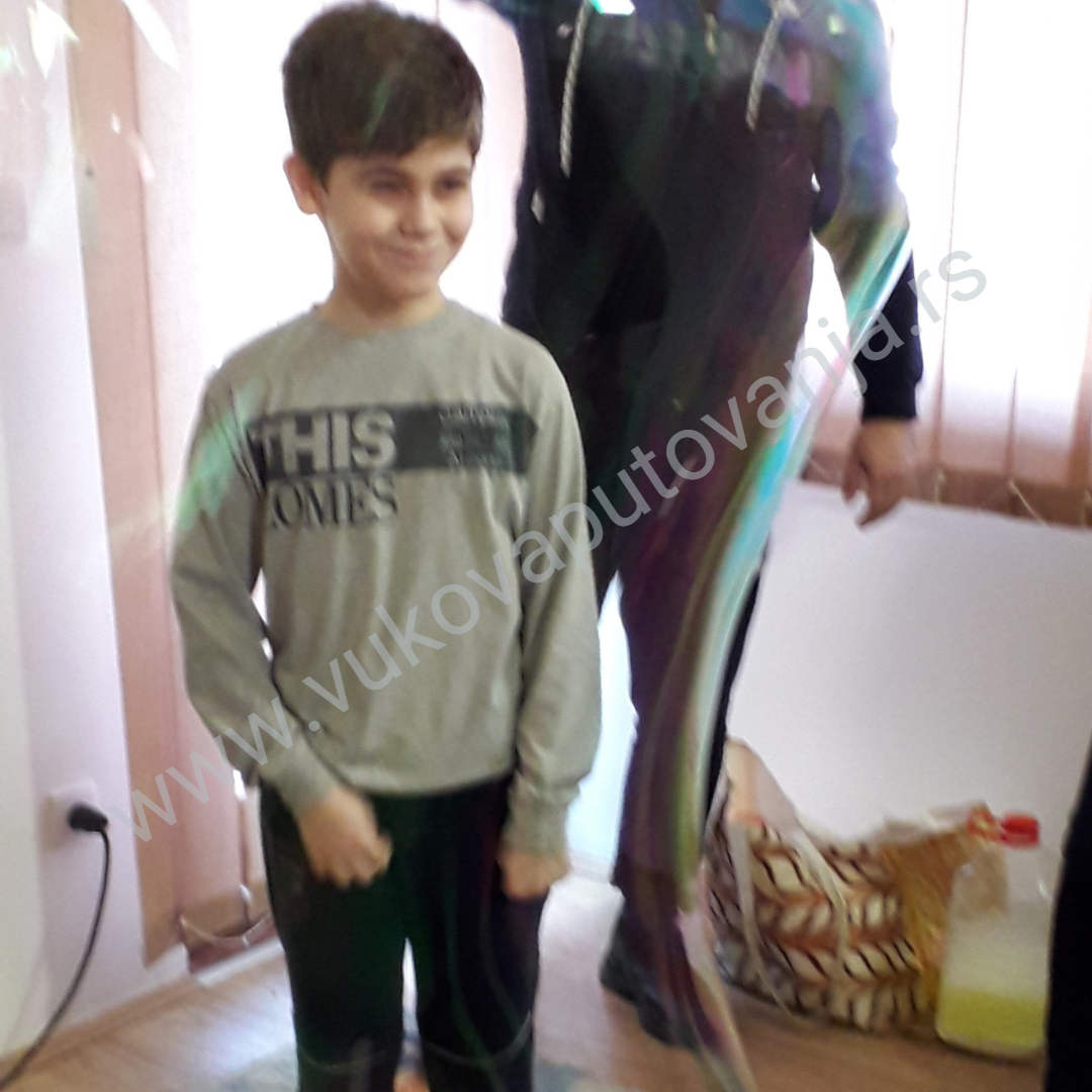 Post Vodopad ljubavi/fotka 5 Smeđi dečak se zabavlja sa animatorom u balonu od sapunice