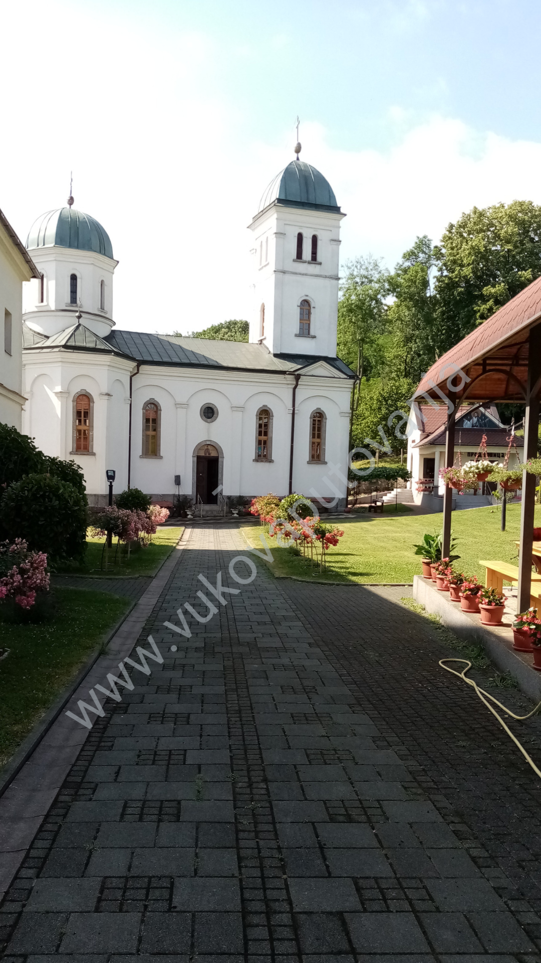 F.blog4 Beli manastir i mnogo cveća