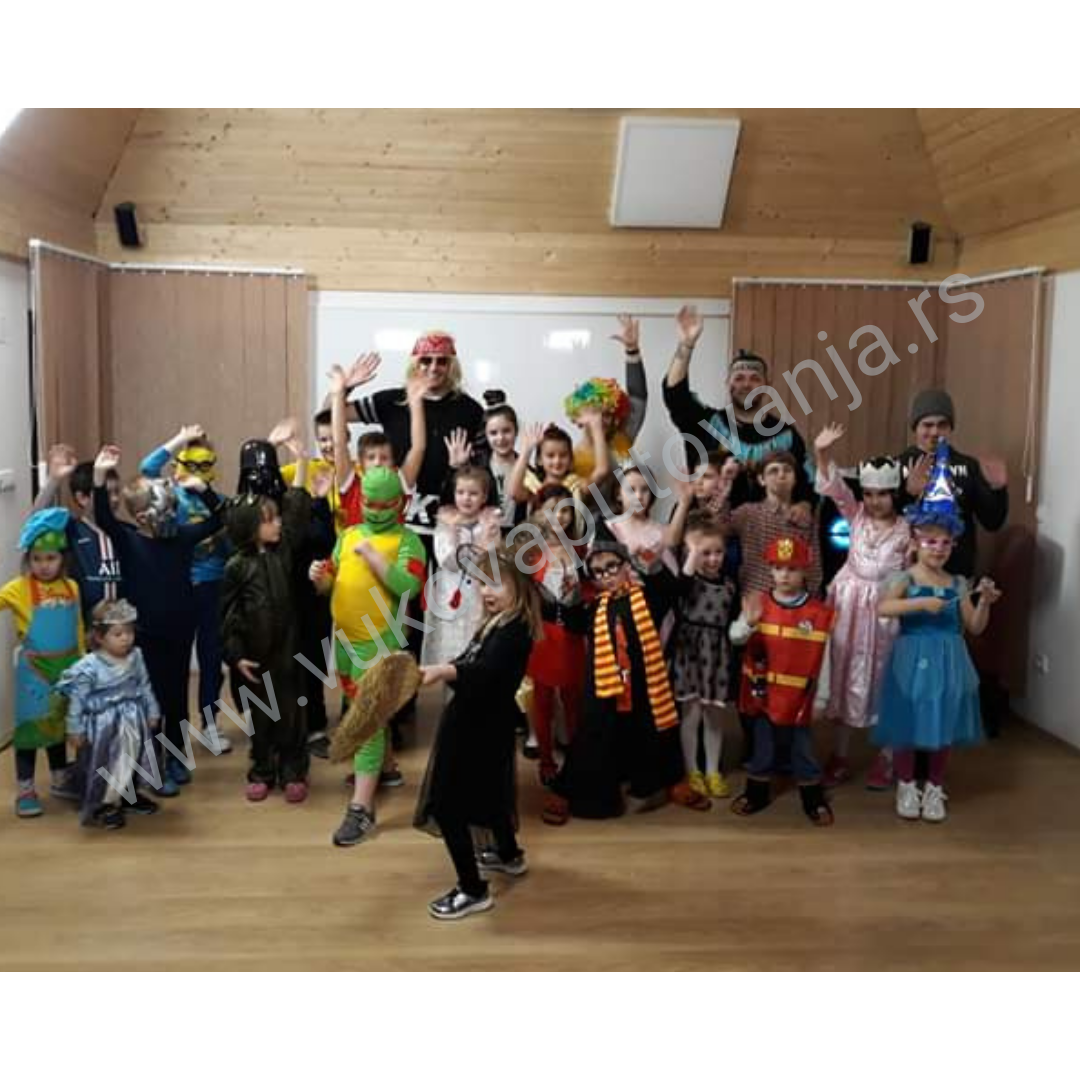 Maskenbal Dečji maskenbal deca u kostimima princeza veštica spajdermena superheroja