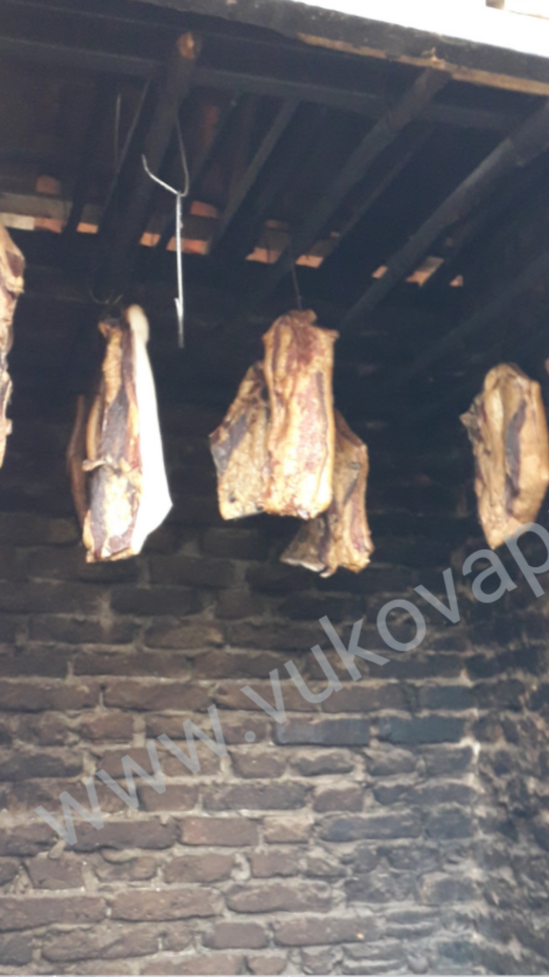 Post B2 U sušari se suše suhomesnati proizvodi pršuta i slanina